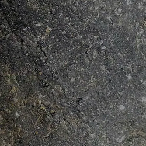 Тёмно-серый камень с мелкопористой фактурой, похожий на Black River Stone