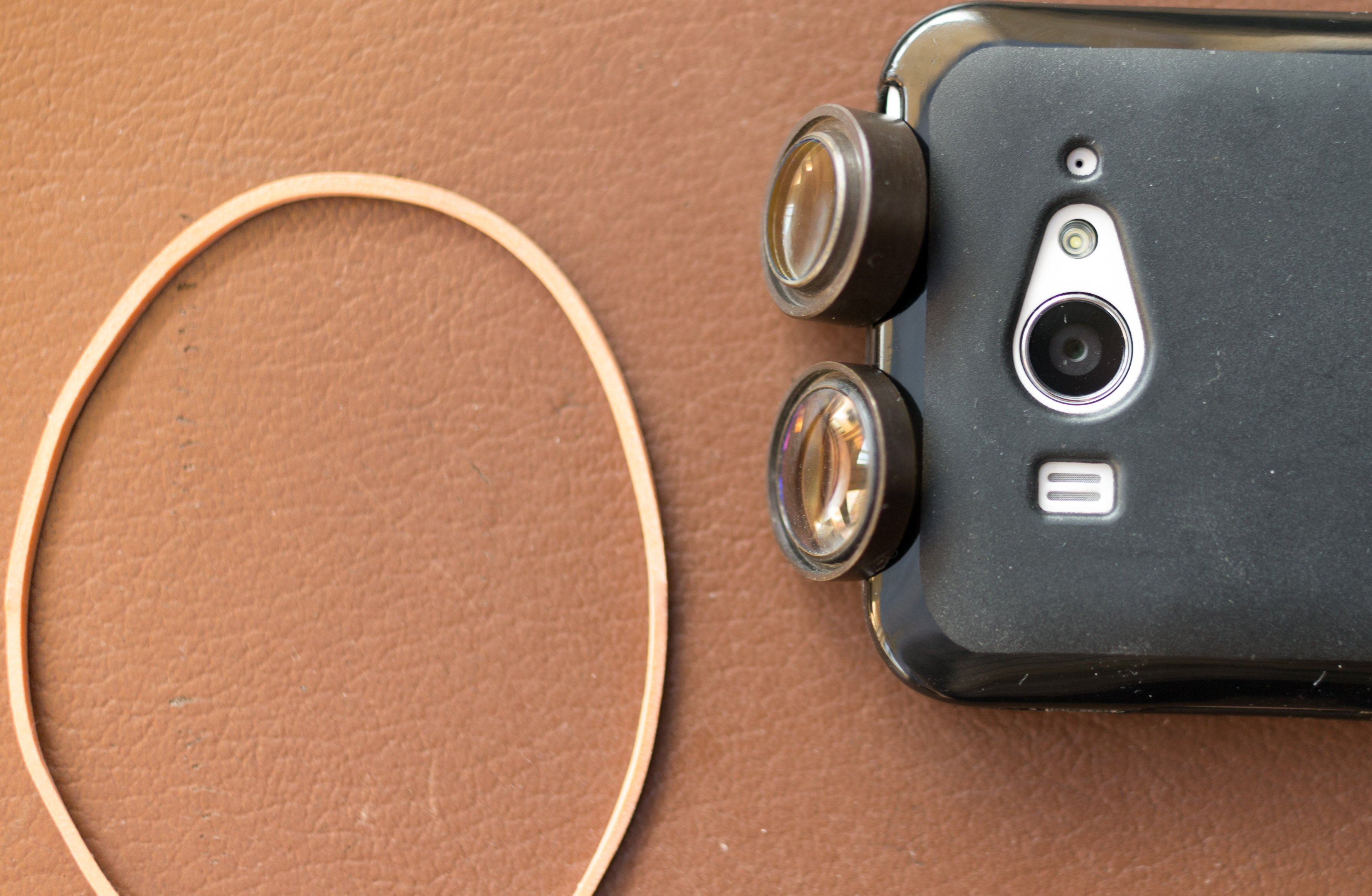 резинка, линзы и телефон